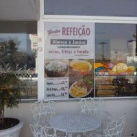 adesivo perfurado aplicado em vidro