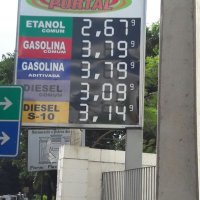 tabela de valor de combust�veis: aplica��o de adesivo vinil em chapa galvanizada, com d�gitos/ imas