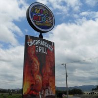 Placas de chapa galvanizada (7m x 4m) revestido com auto adesivo. Na parte superior luminoso de lona translucida