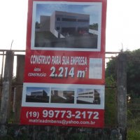 placa constitu�da: Chapa Galvanizada e estrutura de madeira refor�ada, revestida com auto adesivo impresso.