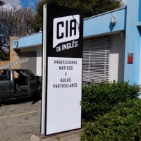 Totem estrutural met�lico  com revestimento de lona impressa e Alum�nio composto.