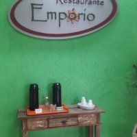 Placa em chapa de alum�nio composto contendo letras em PVC com tratamento em cores, afixado diretamente na parede com espa�amento de 5 cm.